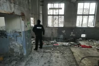 policjanci-uratowali-mezczyzne-przed-zamarzniecie-w-jasle