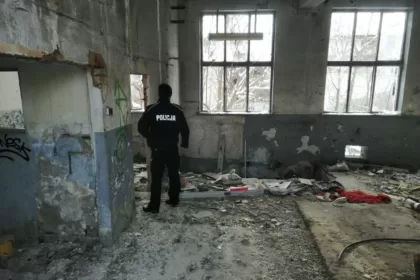 policjanci-uratowali-mezczyzne-przed-zamarzniecie-w-jasle